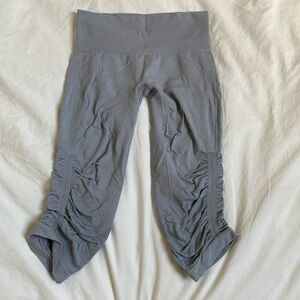 LuLuLemon Women’s Size 4 IN THE FLOW SEAMLESS Crop Capri LEGGINGS Gray